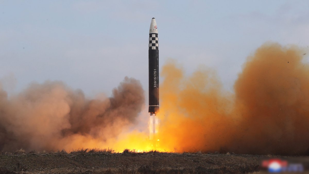 북한, 신형 ICBM 발사 장면 영상 공개