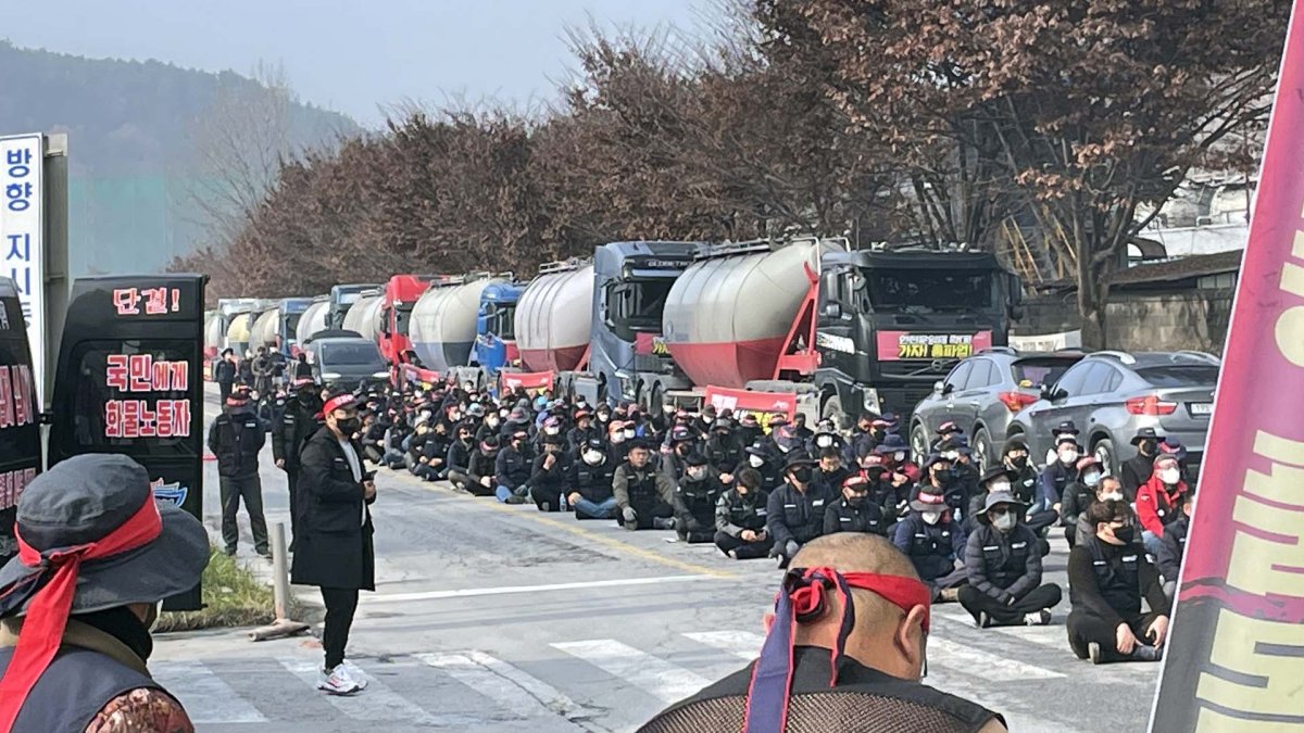 韓国トラック運転手らのスト２日目　産業界全体に影響拡大か（１１月２５日）
