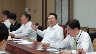 الرئيس يون ينظر في إصدار أمر تنفيذي لإجباري سائقي الشاحنات على العودة إلى العمل