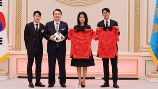 الرئيس يون سيوك-يول يستضيف مأدبة عشاء على شرف المنتخب الكوري الجنوبي
