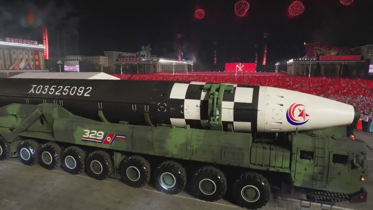 "북한 열병식 훈련장서 신형 ICBM '화성-17형' 추정 물체 포착"