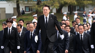 Yoon se rend au cimetière national pour le 1er anniversaire de son investiture