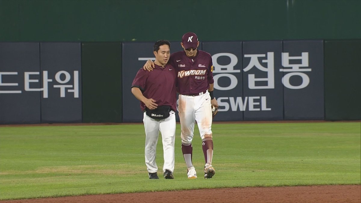 '발목 부상' 이정후, 내일 수술…"격려밖에는…"