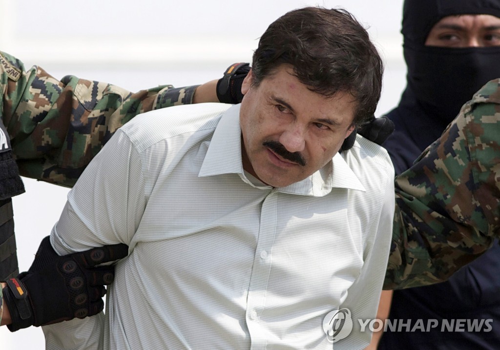 멕시코 마약왕 '엘 차포' 구스만이 2014년 체포되는 모습