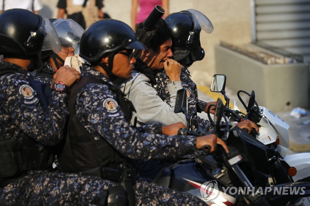 연행되는 반정부 시위자 [AP=연합뉴스]