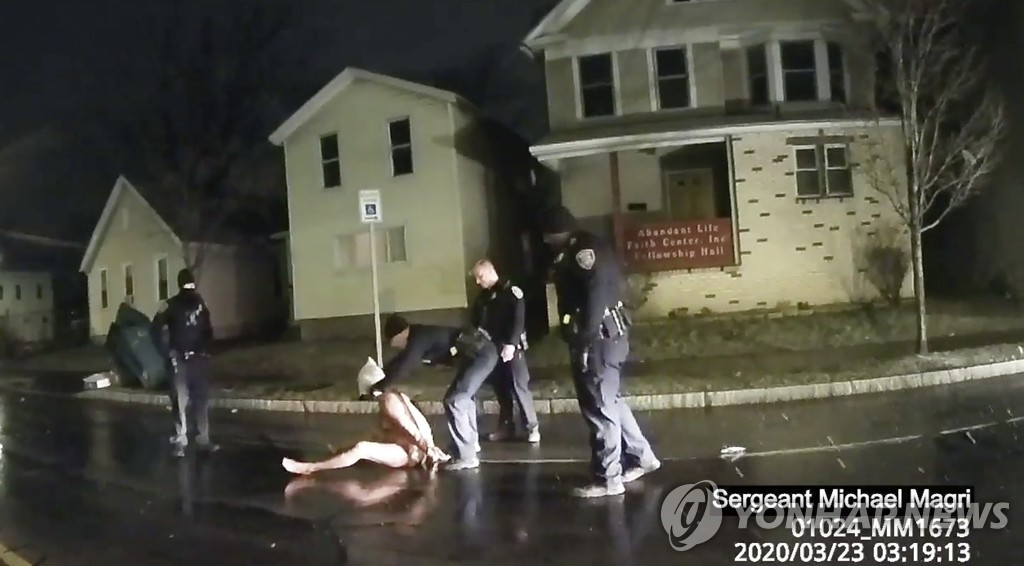 경찰이 씌운 복면으로 질식사한 대니얼 프루드의 체포 순간을 보여주는 보디캠 영상
