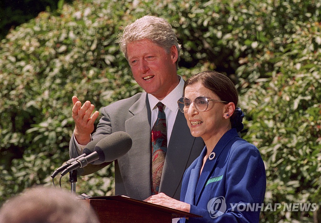 1993년 6월 4일(현지시간) 빌 클린턴 당시 대통령과 긴즈버그 연방대법관 후보자가 기자회견을 하고 있다.