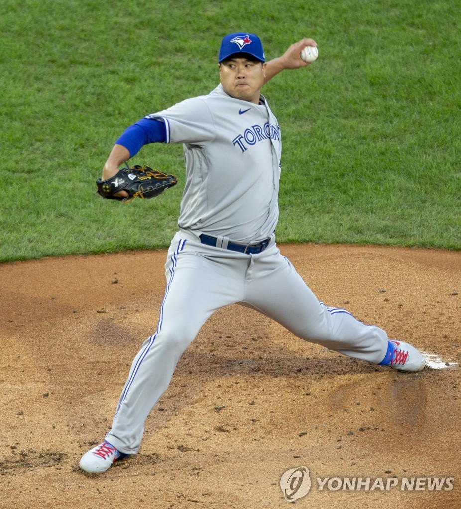 In this Associated Press file photo from Sept. 19, 2020, Ryu Hyun-jin of the Toronto Blue Jays pitches against the Philadelphia Phillies in the bottom of the first inning of a Major League Baseball regular season game at Citizens Bank Park in Philadelphia. (Yonhap)