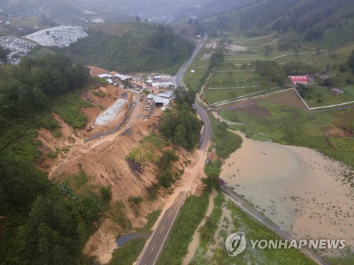 산사태로 끊긴 과테말라 도로