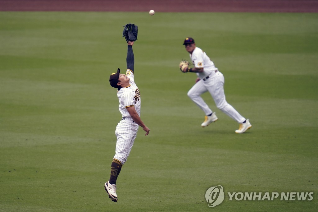오마르 나르바에스의 안타성 타구를 점프해 잡으려는 김하성