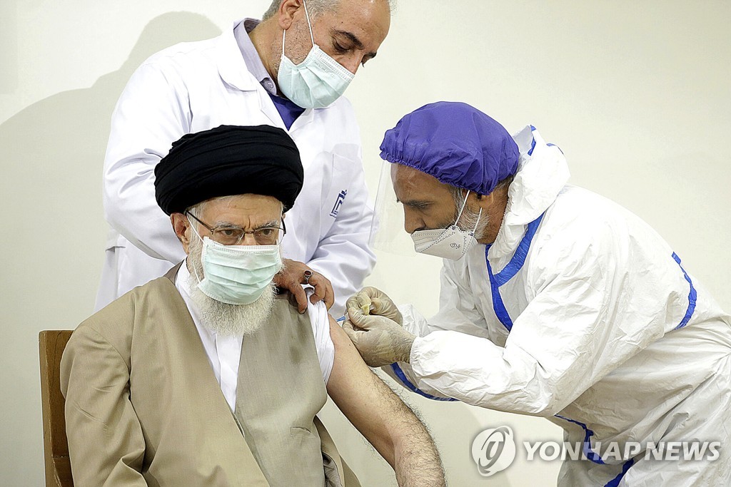 자국산 백신 맞는 이란 최고지도자