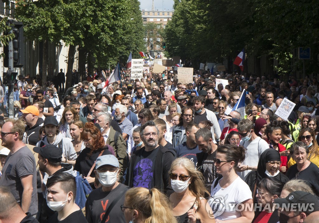 지난 7월 프랑스의 한 도시에서 신종 코로나바이러스 감염증(코로나19) 패스에 반대하는 시위가 열리고 있다. [AP 연합뉴스 자료사진. 재판매 및 DB 금지]