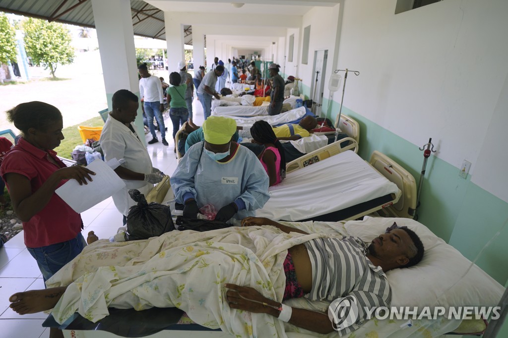 병원 밖까지 가득 찬 아이티 지진 부상자들