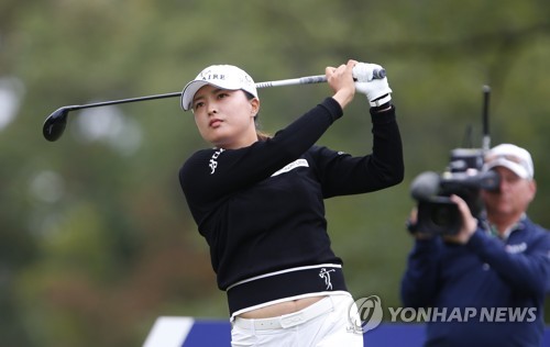 고진영, 파운더스컵 3R 4타 차 선두…13라운드 연속 60대 타수