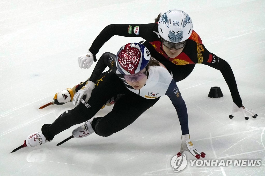 In this Associated Press photo, Choi Min-jeong of South Korea (front) and Qu Chunyu of China compete in their heat of the women's 500m race at the International Skating Union Short Track Speed Skating World Cup at Capital Indoor Stadium in Beijing on Oct. 21, 2021. (Yonhap)