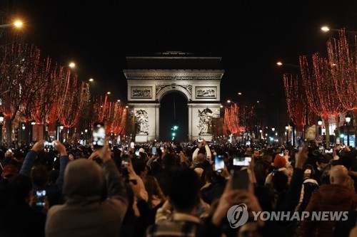 개선문 앞에서 새해를 축하하는 파리 시민들