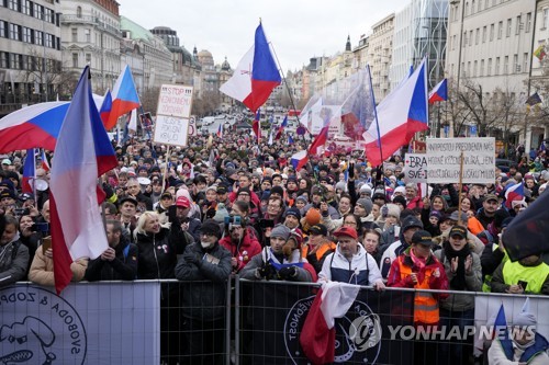 방역규제에 반발해 시위하는 체코 시민들