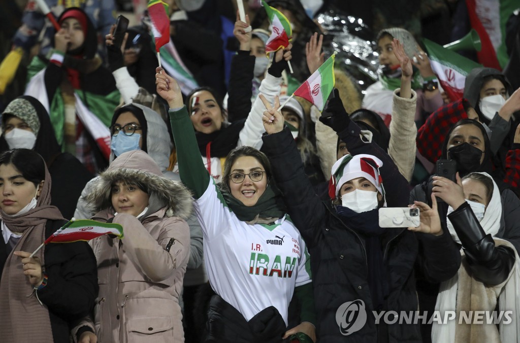 이란의 월드컵 본선행 축하하는 아자디 스타디움의 여성 팬들.