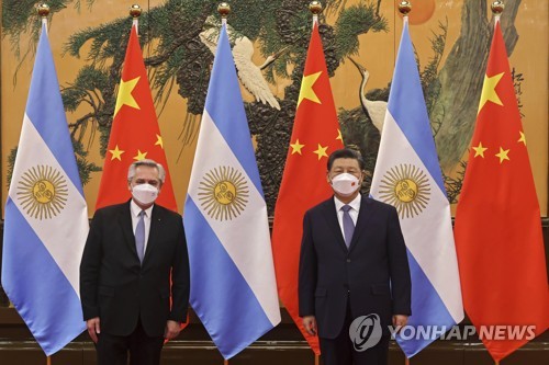(신화=연합뉴스) 지난 6일 시진핑 중국 국가주석(오른쪽)과 알베르토 페르난데스 아르헨티나 대통령이 베이징에서 정상회담 후 함께 포즈를 취한 모습. 2022.2.14.