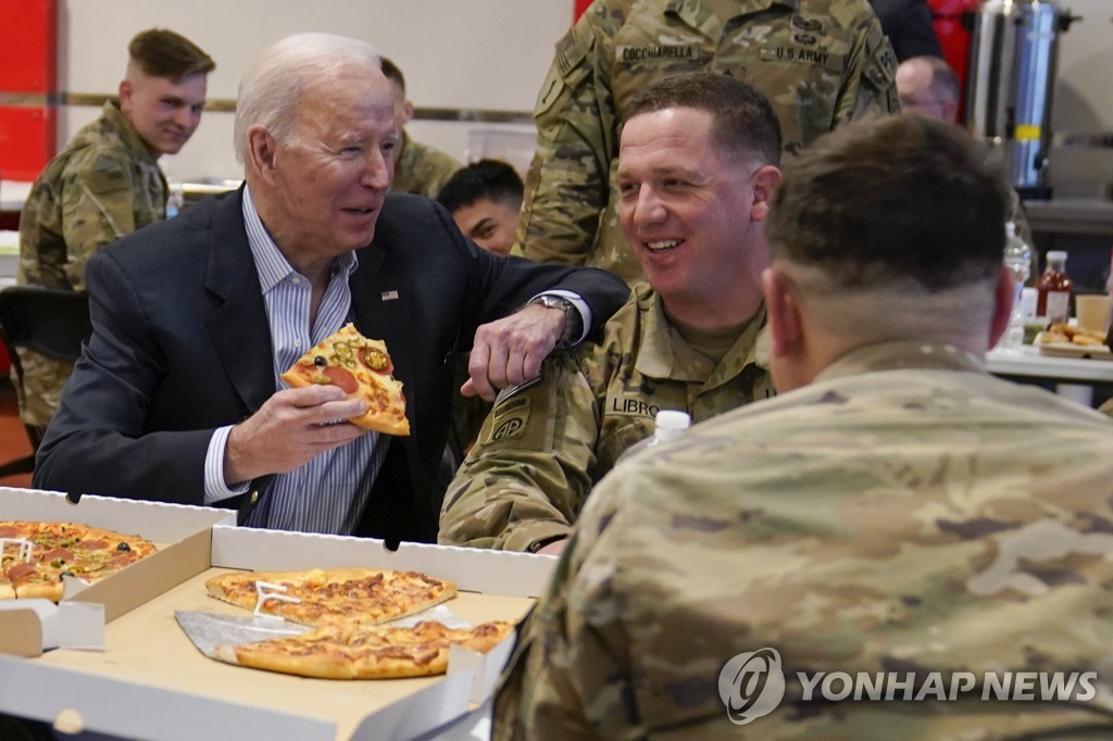 폴란드 파견 장병과 피자 식사하는 바이든 대통령