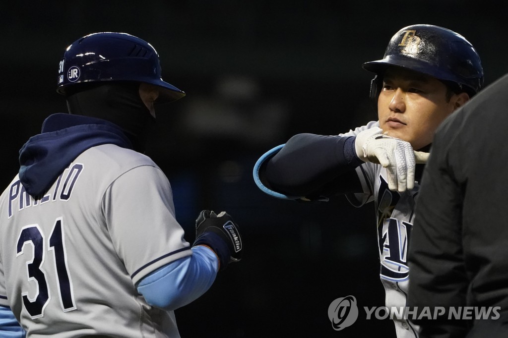 In this Associated Press photo, Choi Ji-man of the Tampa Bay Rays (R) celebrates his RBI single against the Chicago Cubs with first base coach Chris Prieto during the top of the fourth inning of a Major League Baseball regular season game at Wrigley Field in Chicago on April 18, 2022. (Yonhap)