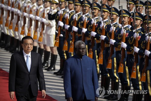2019년 10월 베이징에서 솔로몬 제도 총리와 함께 한 리커창 중국 총리(왼쪽)