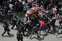 [월드&포토] 아수라장 된 팔레스타인 기자 장례식