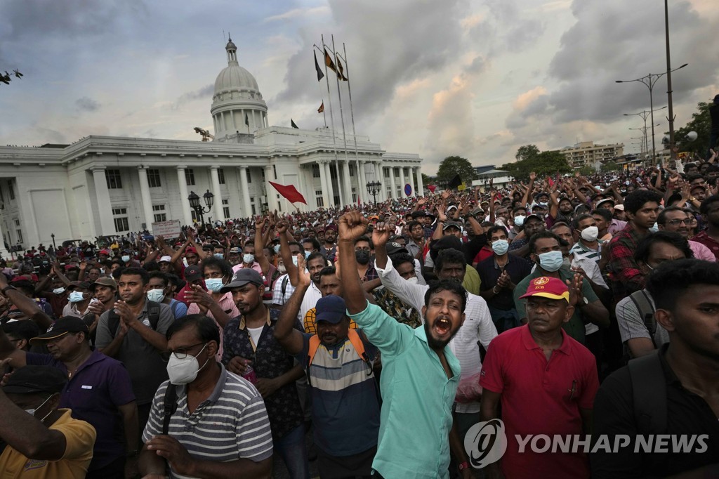 경제난에 항의 시위 벌이는 스리랑카 야당 지지자들