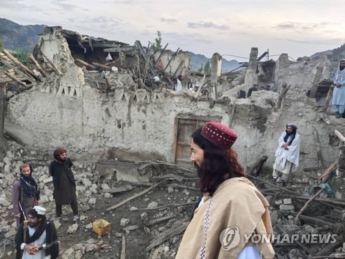 (파크티카 AP=연합뉴스) 22일(현지시간) 아프가니스탄 동부 지방에서 발생한 지진으로 파괴된 건물의 모습.