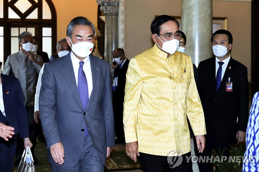 쁘라윳 태국 총리(오른쪽)와 왕이 중국 외교부장