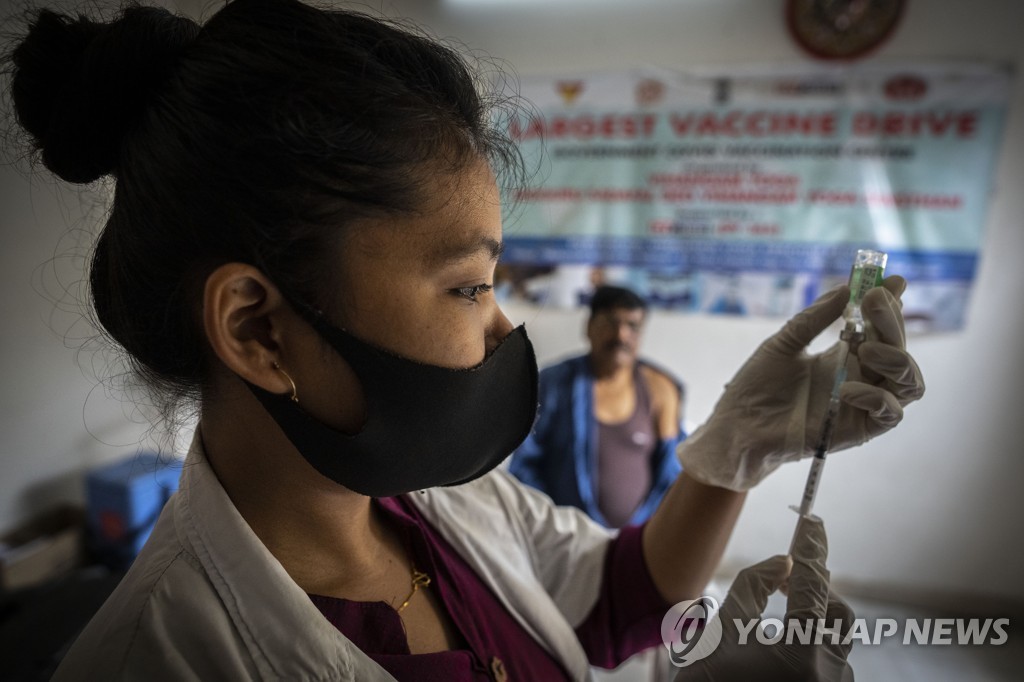 인도서 코로나19 백신 접종을 준비하는 의료진