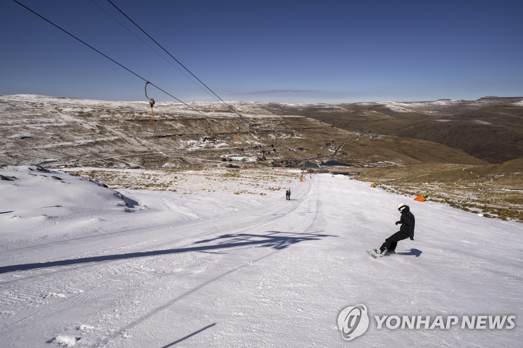 레소토 아프리스키 스키장에서 스노보드를 타고 질주. 