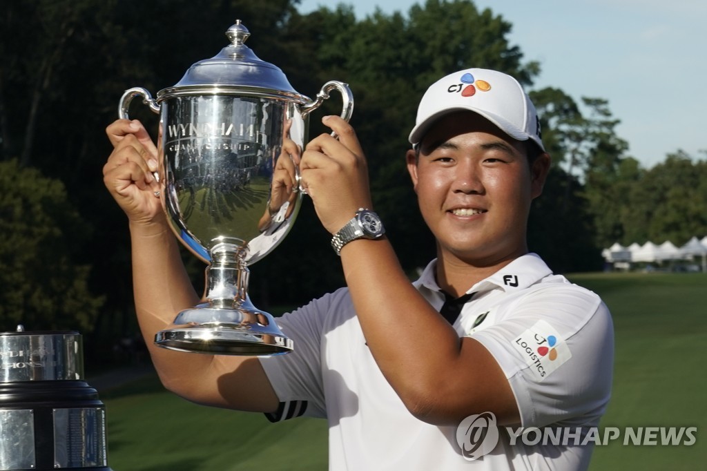 In this Associated Press photo, Kim Joo-hyung of South Korea hoists the champion's trophy after winning the Wyndham Championship at Sedgefield Country Club in Greensboro, North Carolina, on Aug. 7, 2022. (Yonhap)