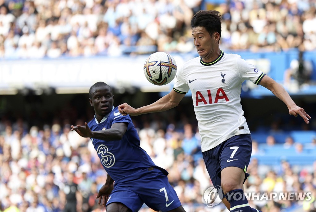 In this Associated Press photo, Son Heung-min of Tottenham Hotspur (R) vies for the ball with N'Golo Kante of Chelsea during the clubs' Premier League match at Stamford Bridge in London on Aug. 14, 2022. (Yonhap)