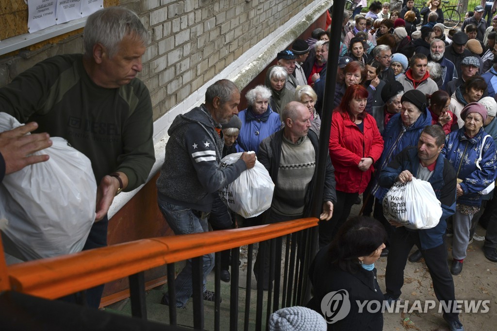 지난 9월 26일 식량배급을 받기 위해 줄을 서 있는 크라마토르스크 주민