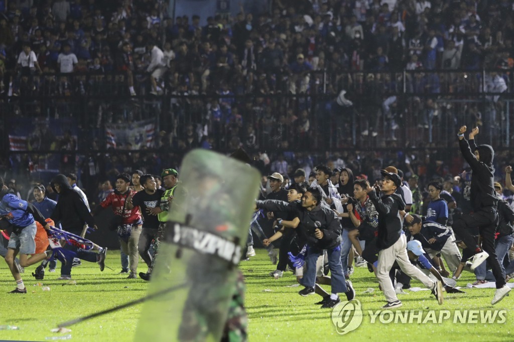 관중 난입하는 인도네시아 축구장