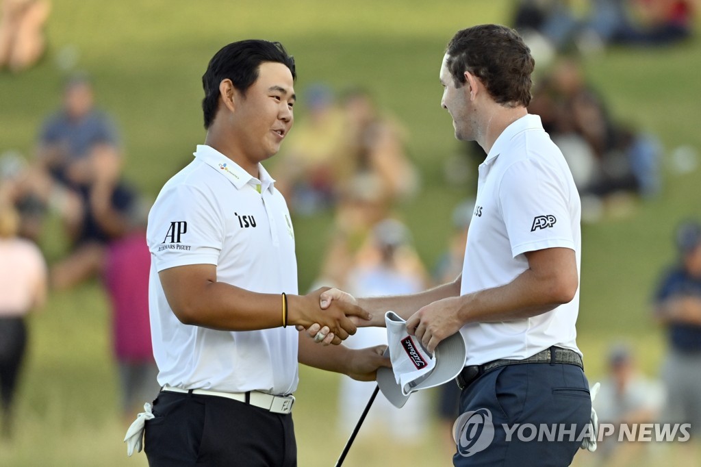 In this Associated Press photo, Kim Joo-hyung of South Korea (L) shakes hands with Patrick Cantlay of the United States after winning the Shriners Children's Open at TPC Summerlin in Las Vegas on Oct. 9, 2022. (Yonhap)