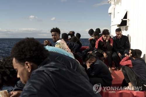 프랑스, 伊 거부한 난민선에 항구 개방…"전원 하선 허용"(종합)