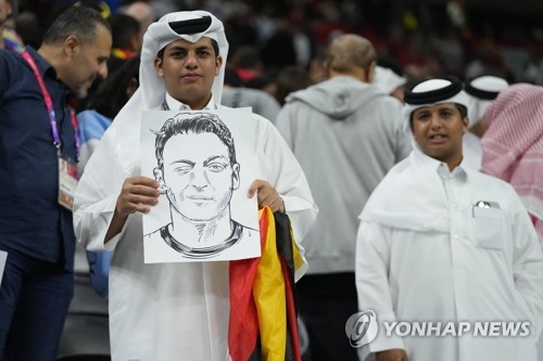 [월드컵] 독일 해설자, 카타르 전통 복장 '목욕 가운'으로 비하