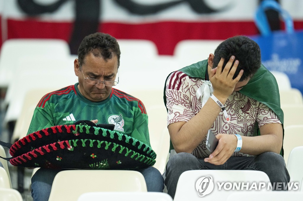 멕시코의 월드컵 16강 탈락에 낙담하는 팬들 