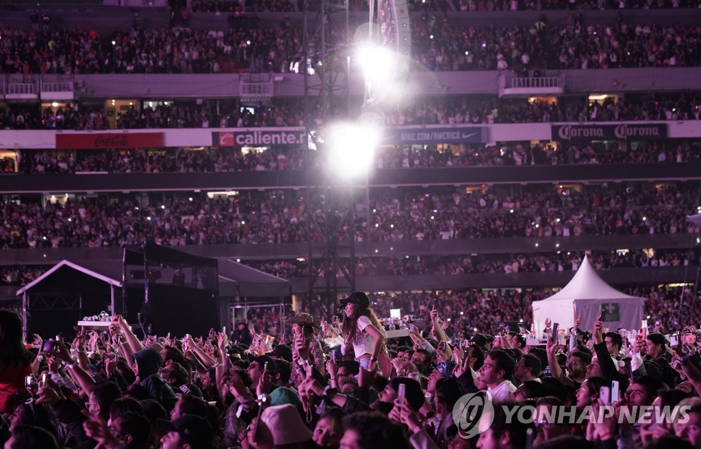 지난 9일(현지시간) 멕시코시티 배드 버니 콘서트 현장