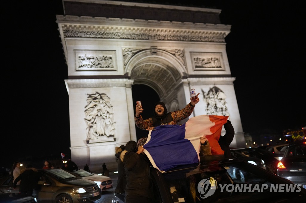 프랑스 파리 개선문 앞에서 월드컵 결승 진출에 환호하는 사람들