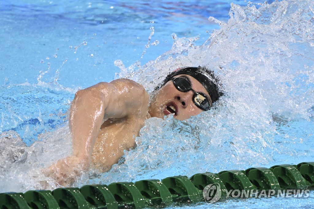 In this Associated Press photo, Hwang Sun-woo of South Korea competes in the men's 200m freestyle final at the FINA Short Course World Swimming Championships at Melbourne Sports and Aquatic Centre in Melbourne on Dec. 18, 2022. (Yonhap)
