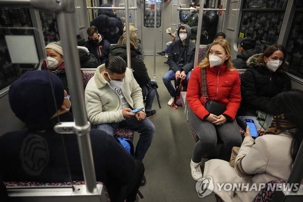독일 베를린 지하철내 마스크 착용한 시민들