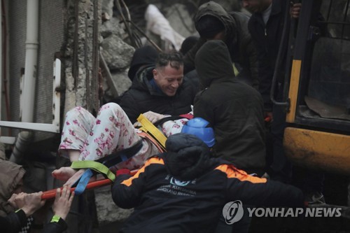 구조되는 튀르키예 지진 피해자