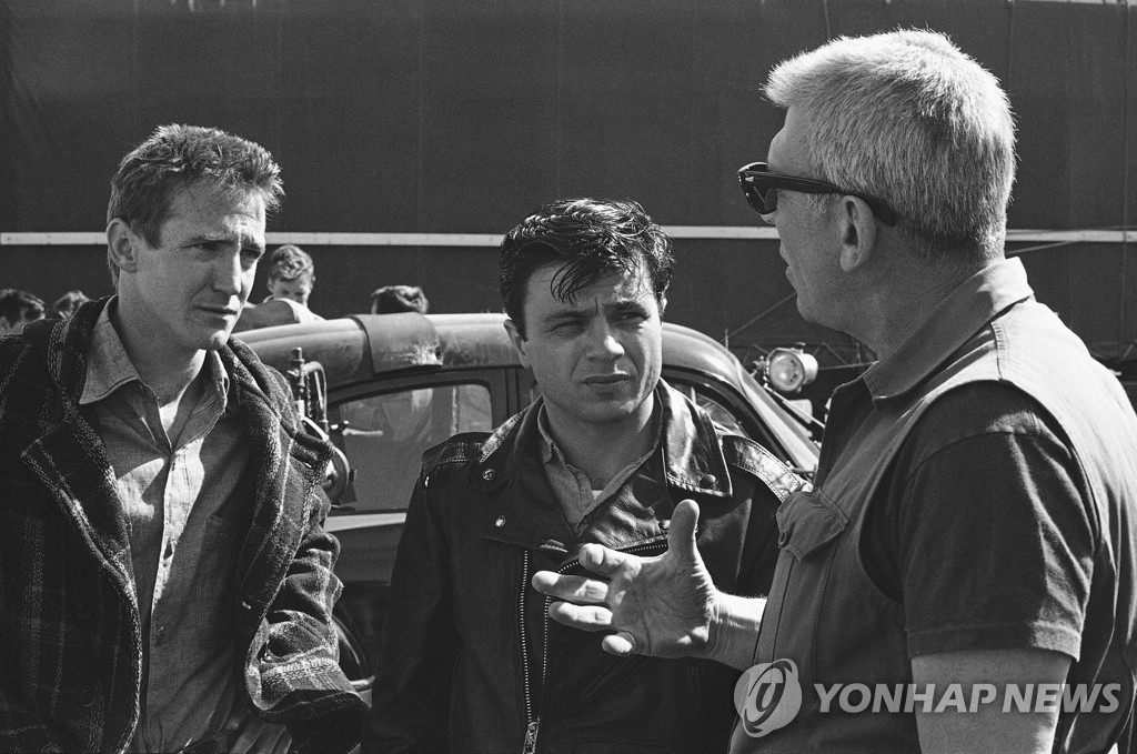 '인 콜드 블러드' 촬영 때 감독의 지시를 듣는 블레이크(가운데)