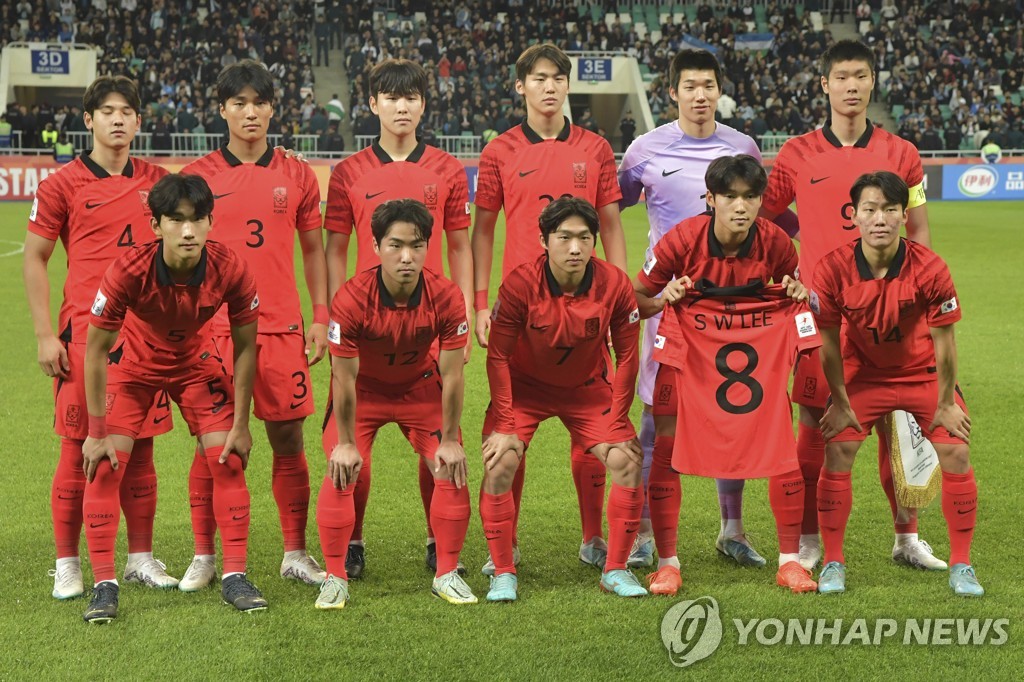 우즈베키스탄과 경기 시작 전 기념 촬영을 한 한국 선수들.