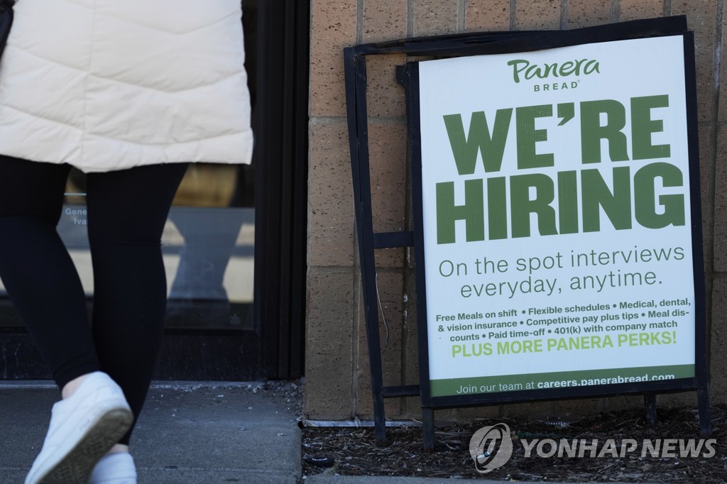 미국 일리노이주의 한 식당 앞에 세워진 구인공고