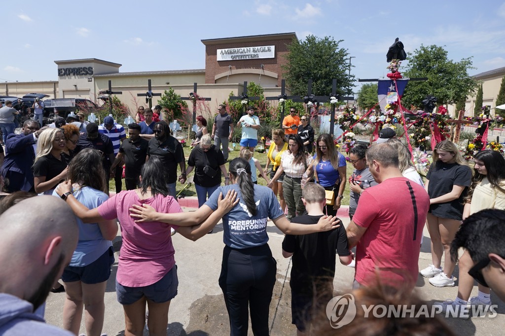 텍사스 쇼핑몰 앞에서 희생자 위해 기도하는 사람들 