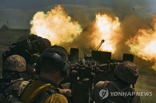 바흐무트 전선에서 포격전을 벌이는 우크라이나 병사들